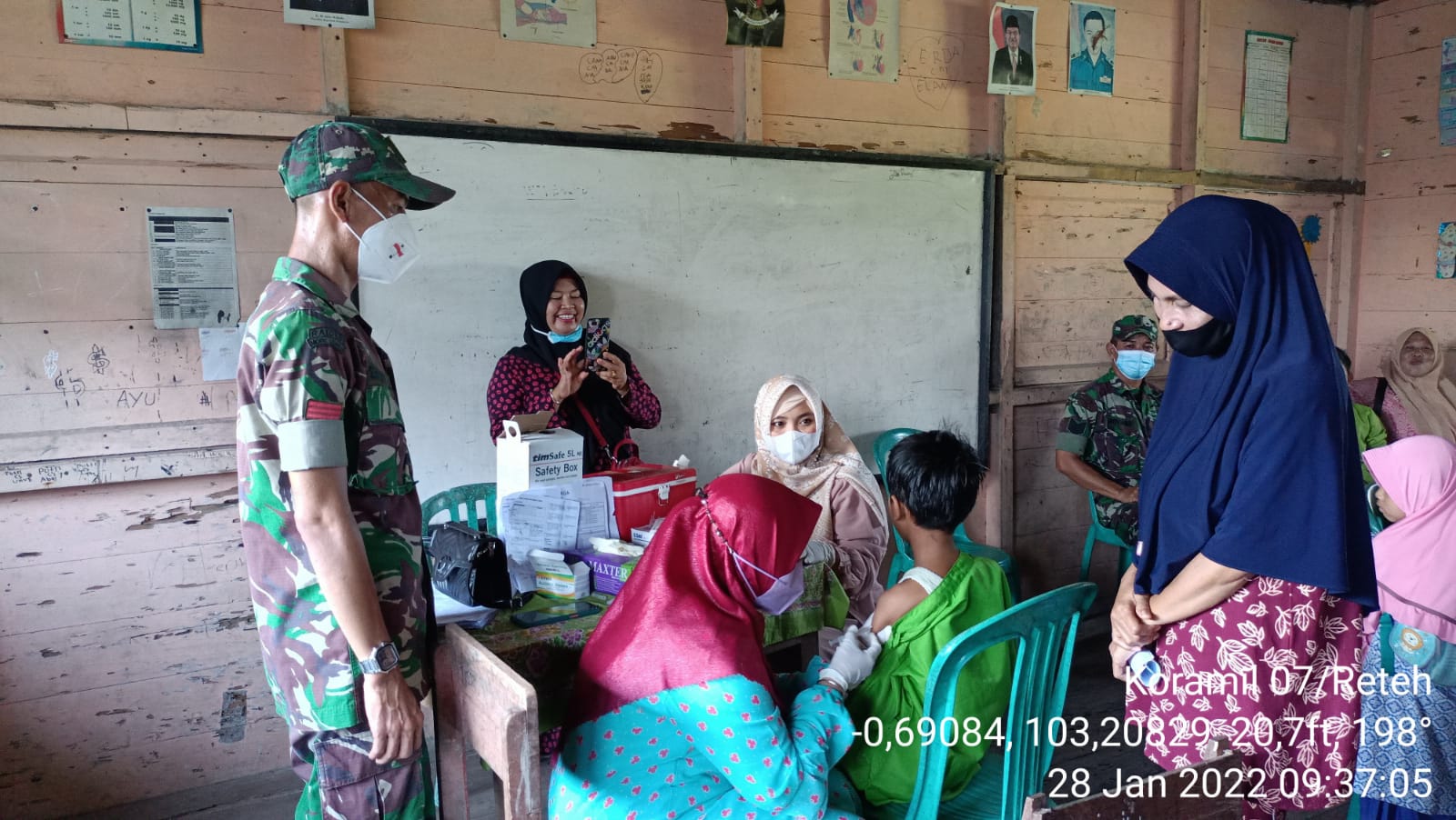 Babinsa Koramil 07/Reteh Dampingi dan Bantu Vaksinasi untuk Pelajar di SD Muhammadiyah Pulau Kijang