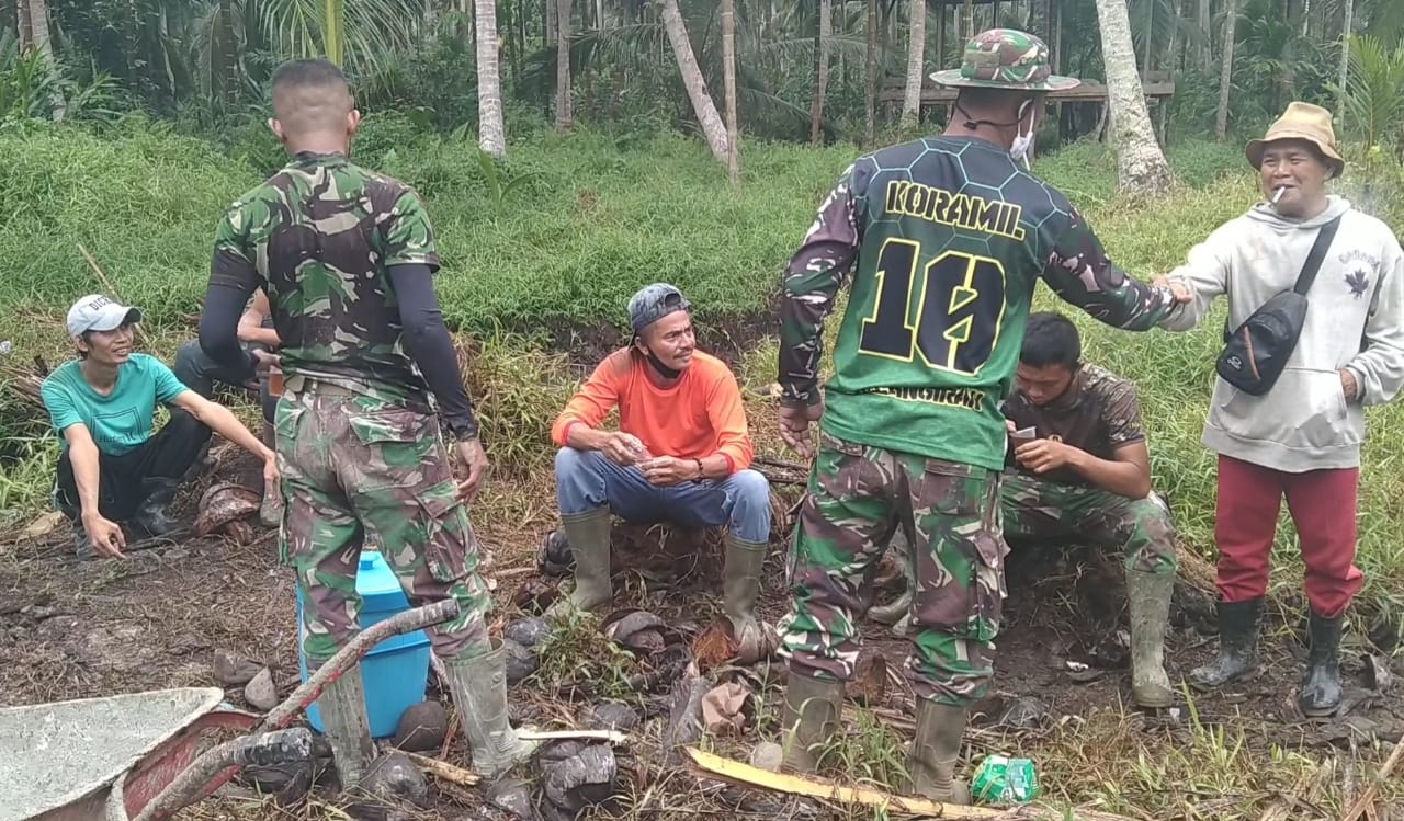 Mengundang Gelak Tawa, Selah Paham Antara Satgas TMMD ke-111 Kodim 0314/Inhil dan Warga