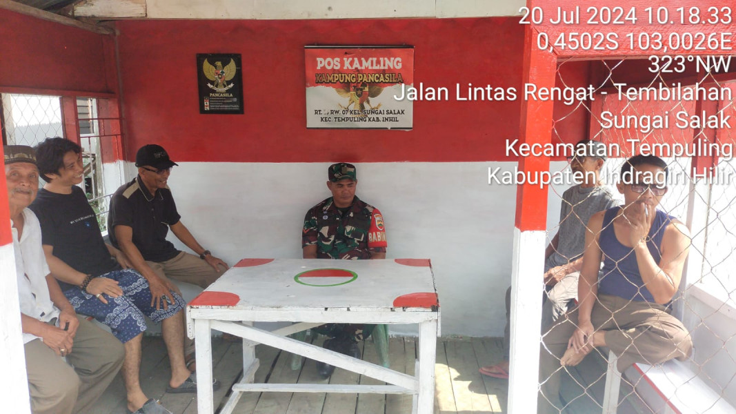 Melalui Komsos, Babinsa Koramil 03/Tpl Himbau Warga Kampung Pancasila Jauhi Judi Online