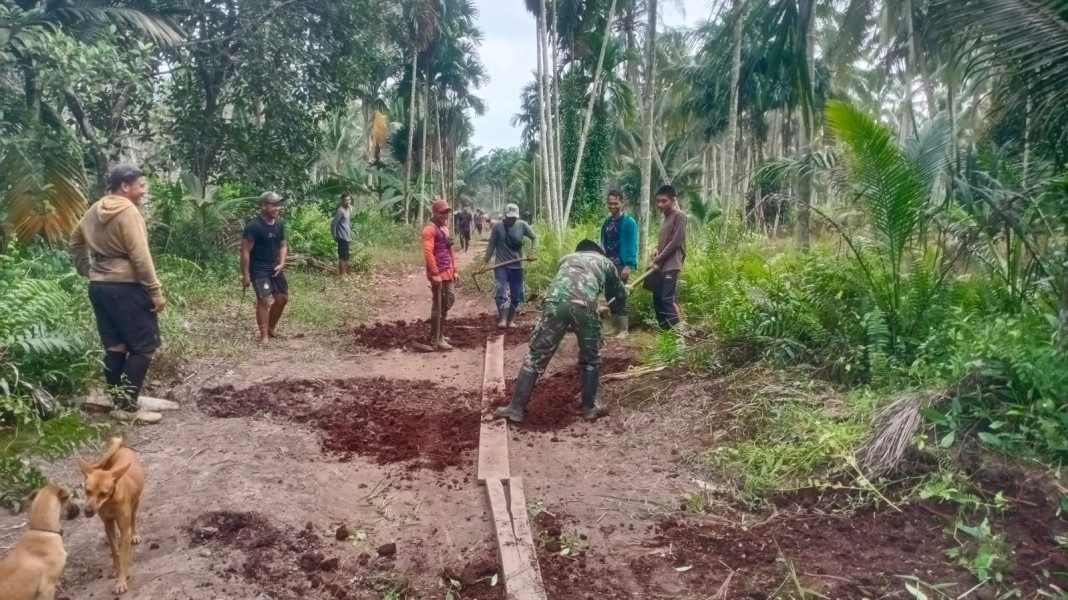 TMMD ke-123, Personel Kodim 0314/Inhil Perbaiki Jalan Penghubung di Desa Mumpa Kecamatan Tempuling