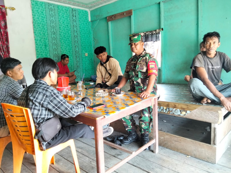 Dengan Sikap Ramah, Babinsa 03/Tpl Ingatkan Warga Untuk Memakai Helm Saat Berkendara