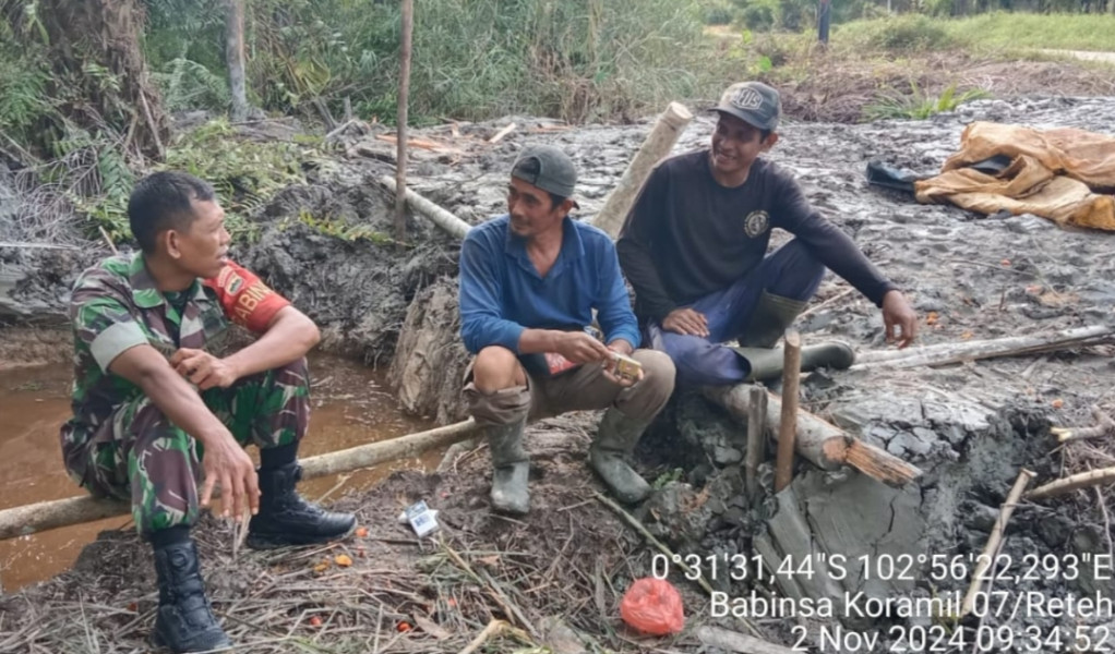 Jalin Silaturahmi yang Baik, Babinsa Koramil 07/Reteh Komsos dengan Warga Binaan Di Wilayah