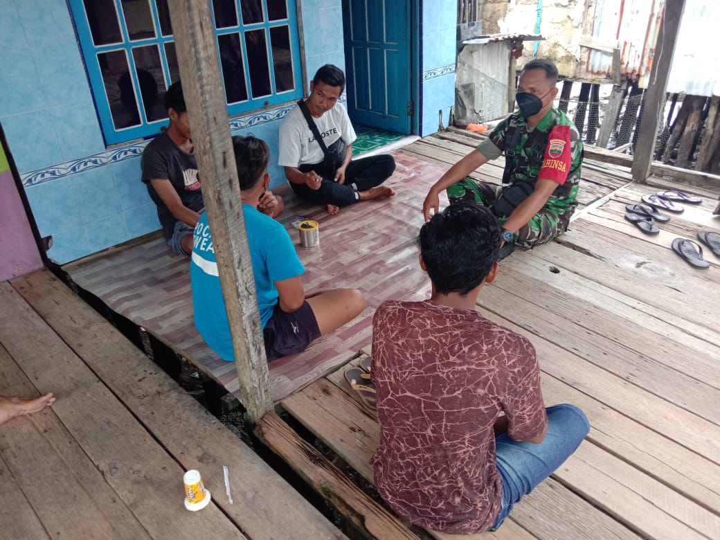 Bangun Silaturrahmi Bersama Warga, Serda Ronald Manalu Tetap Lakukan Komsos di Sungai Bela