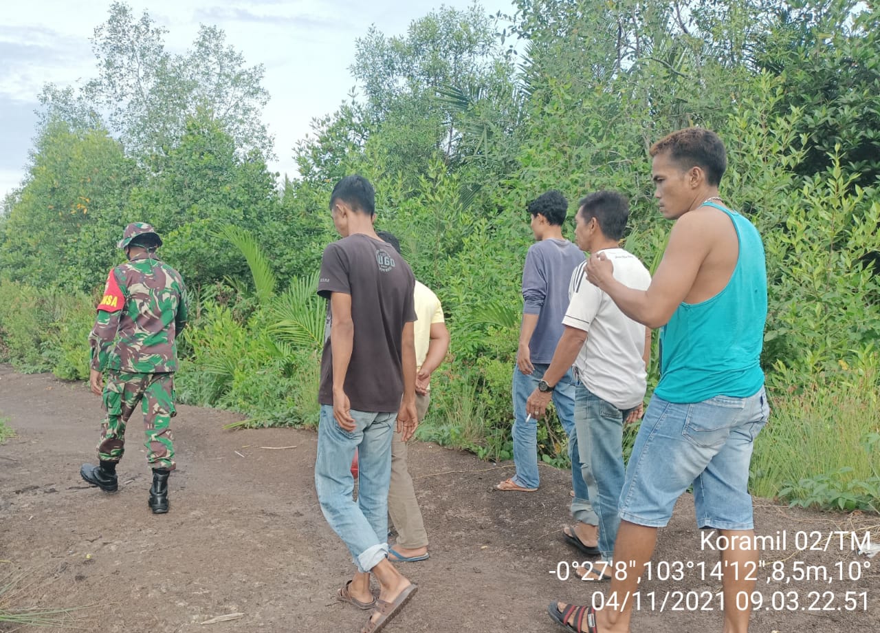 Bersama Warga, Babinsa 02/Tanah Merah Lakukan Patroli Karhutla di Wilayah Binaan