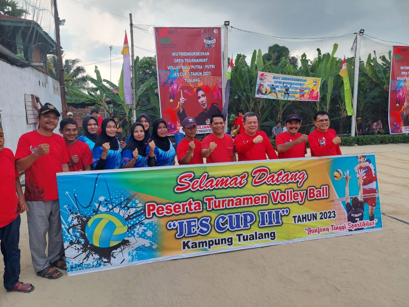 Dewi Juliani SH Sponsori Turnamen Volley Ball 