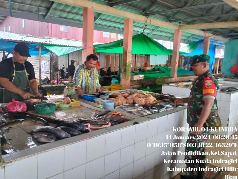 Babinsa Koramil 04/Kuindra Ke Pasar Tradisional Untuk Mendengarkan Keluhan Dari Pedagang Ikan