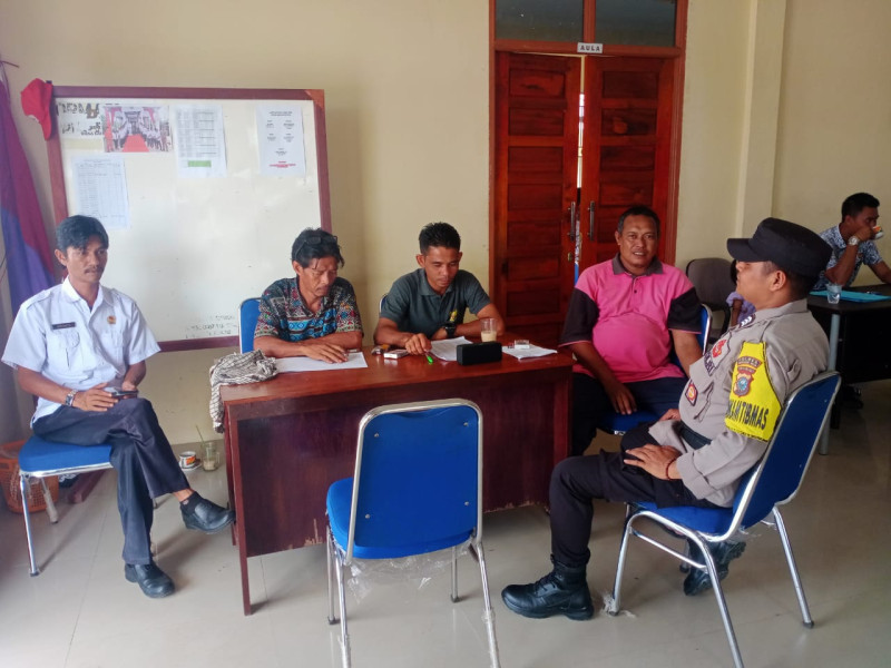 Cooling System Bhabinkamtibmas Polsek Gaung Berikan Sosialisasi Antisipasi Hoax Jelang Pilkada 2024