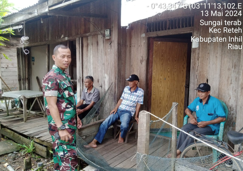 Babinsa Serda M. Tahir Giat Turun Ke Wilayah Guna Berikan Informasi Terkait Situasi di Binaan