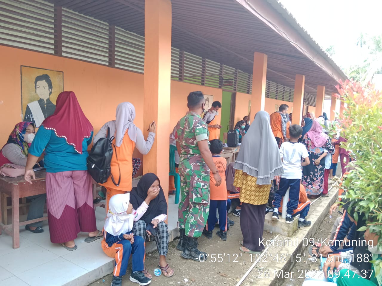 Babinsa Koramil 09/Kemuning Dampingi Vaksinasi Pelajar di Desa Air Balui