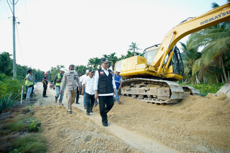 Bupati Inhil H.M.Wardan Pantau pekerjaan jalan Lintas Tembilahan Enok