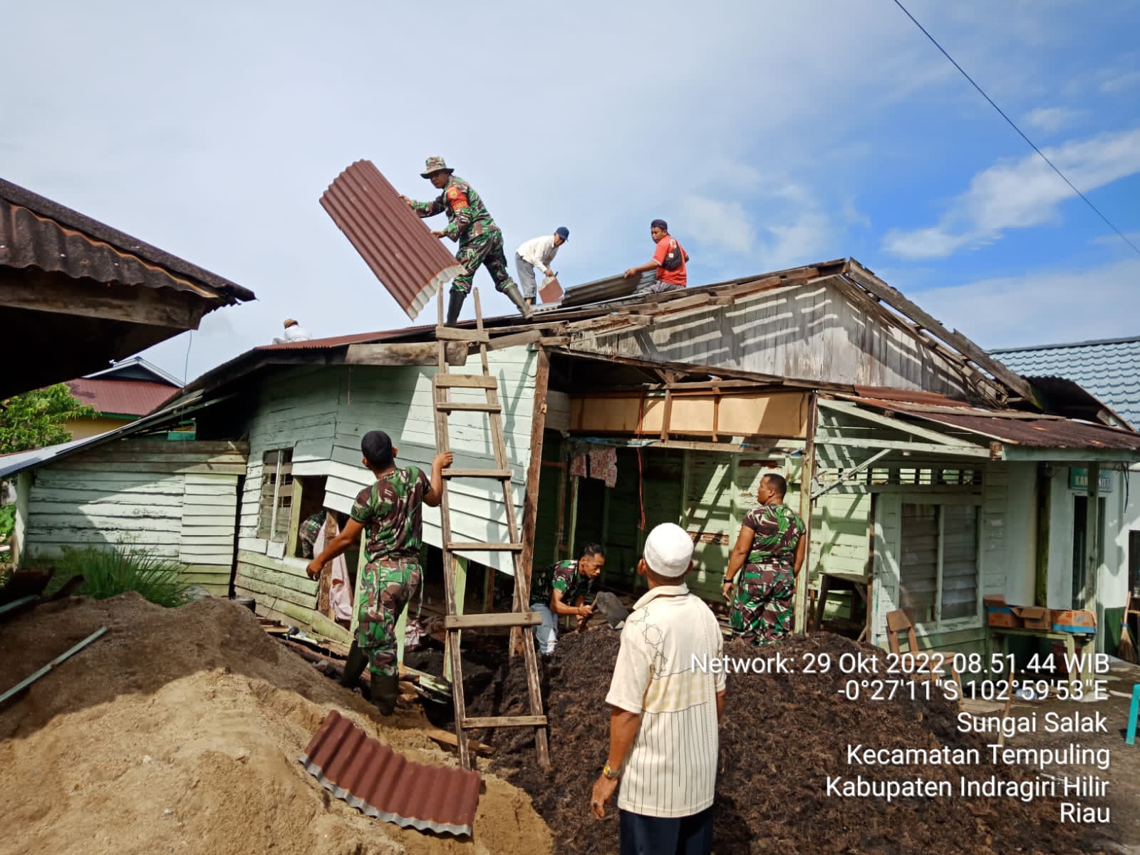 Benahi Pangkalan, Koramil 03/Tpl Gotong Royong Perbaikan Rumah Dinas Babinsa