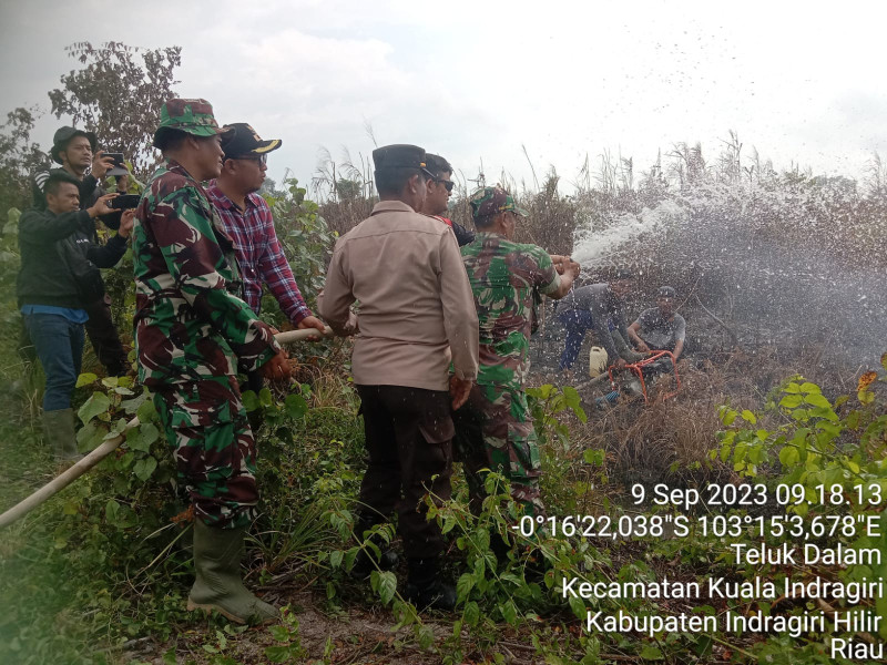 Terjun Langsung Ke Wilayah, Danramil 04/Kdr Lakukan Pengecekan, Pemadaman dan Pendinginan Terhadap Titik Hotspot Karhutla