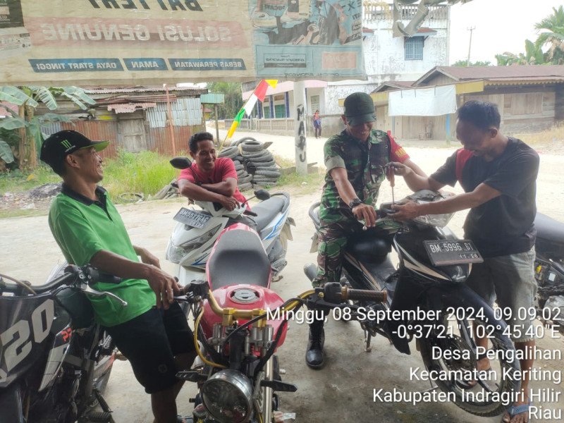 Jelang Pilkada, Babinsa Serda Darmadi Himbau Masyarakat Jika Terjadi Hal-hal yang Menonjol Agar Segera Dilapor