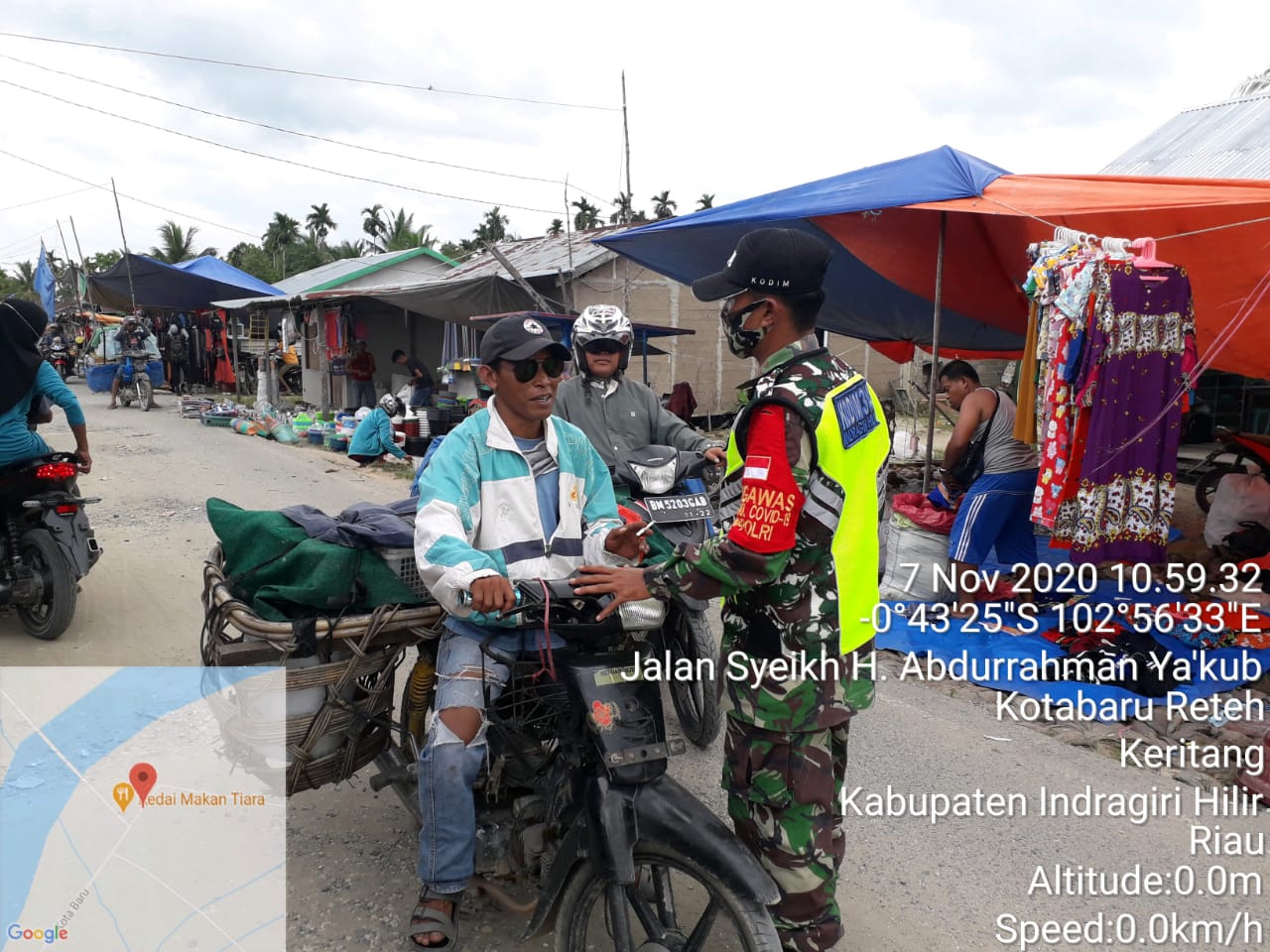 Lakukan Penegakan Prokes di Pasar Desa Kotabaru Reteh, Ini Babinsa Koramil 09/Kemuning