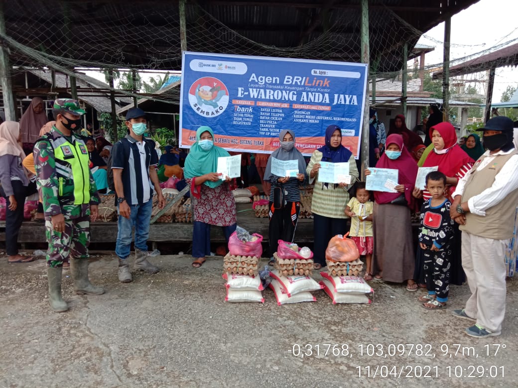 Babinsa Bantu Penyaluran BPNT untuk 95 KK Warga Sungai Raya