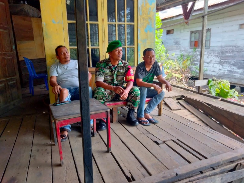 Babinsa 05/Gas Serda Rudi Ciptakan Keakraban dengan Warga Melalui Komsos