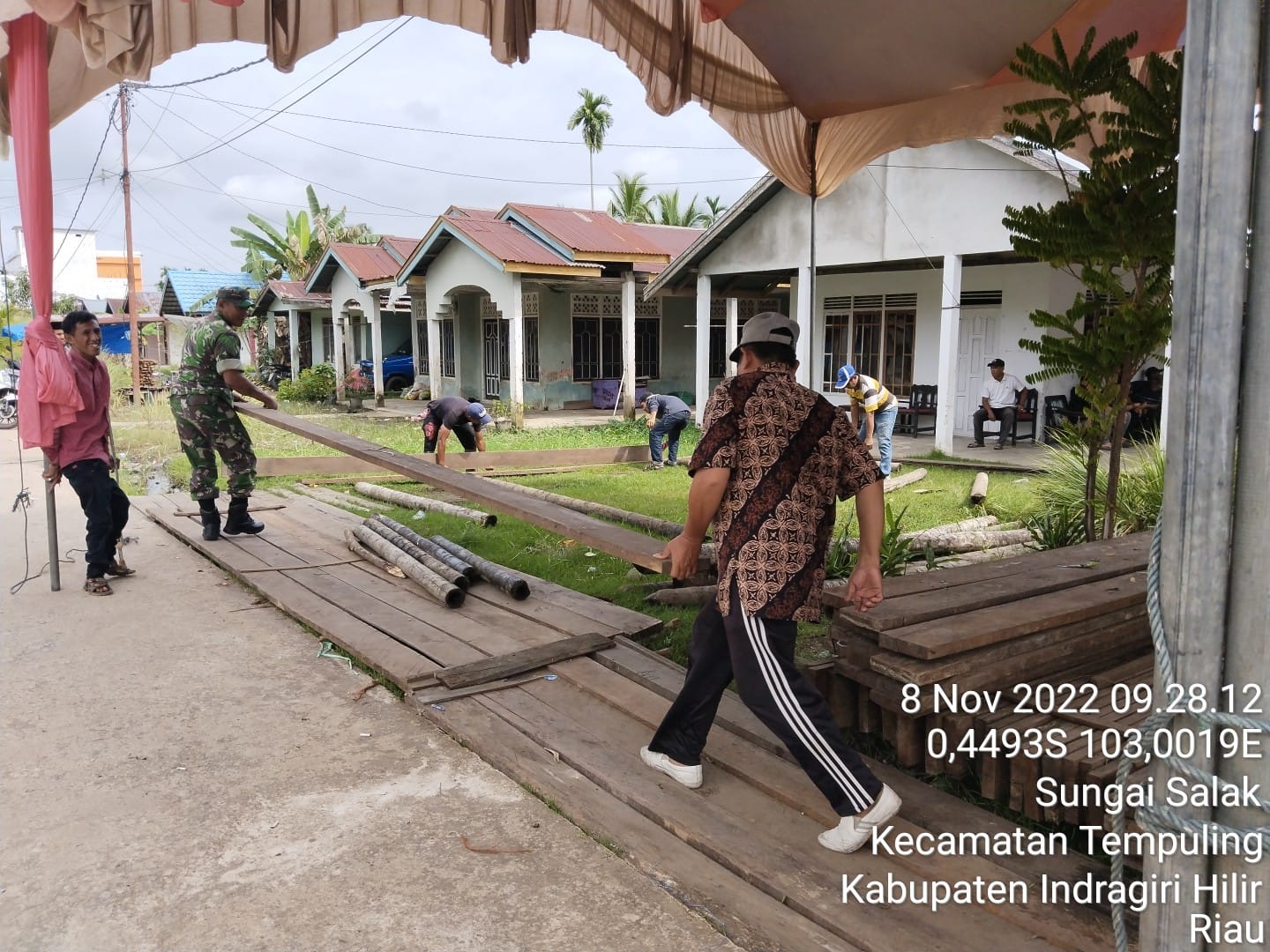 Wujud Bhakti, Babinsa 03/Tpl Bantu Warga Dirikan Tenda Pesta Pernikahan