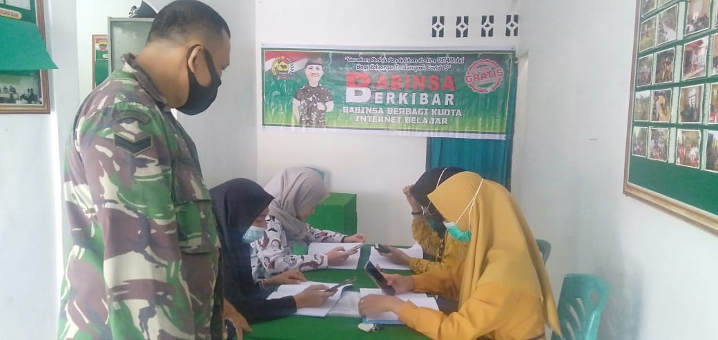 Setiap Hari Babinsa Koramil 03/Tempuling Kodim 0314/Inhil Dampingi Siswa Belajar Daring