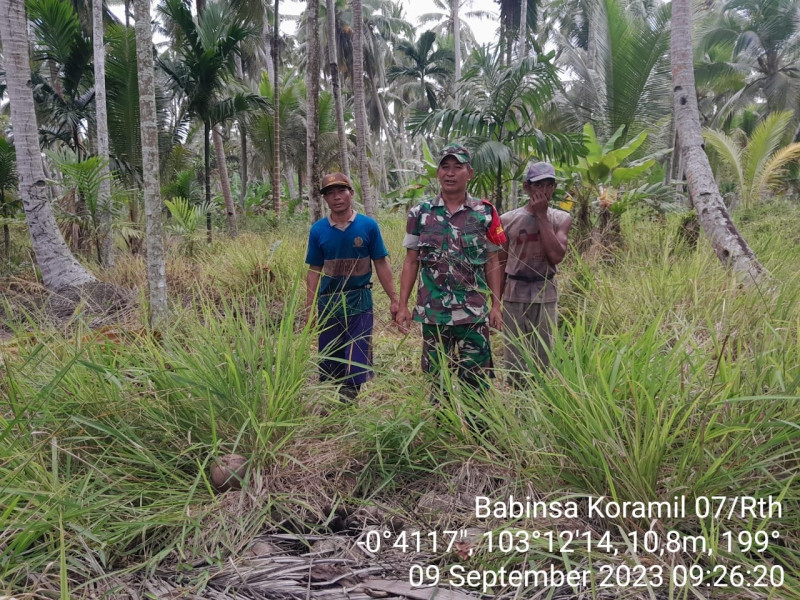 Babinsa Koramil 07/Reteh Rutin Turun Untuk Patroli Karlahut dan Sosialisasi
