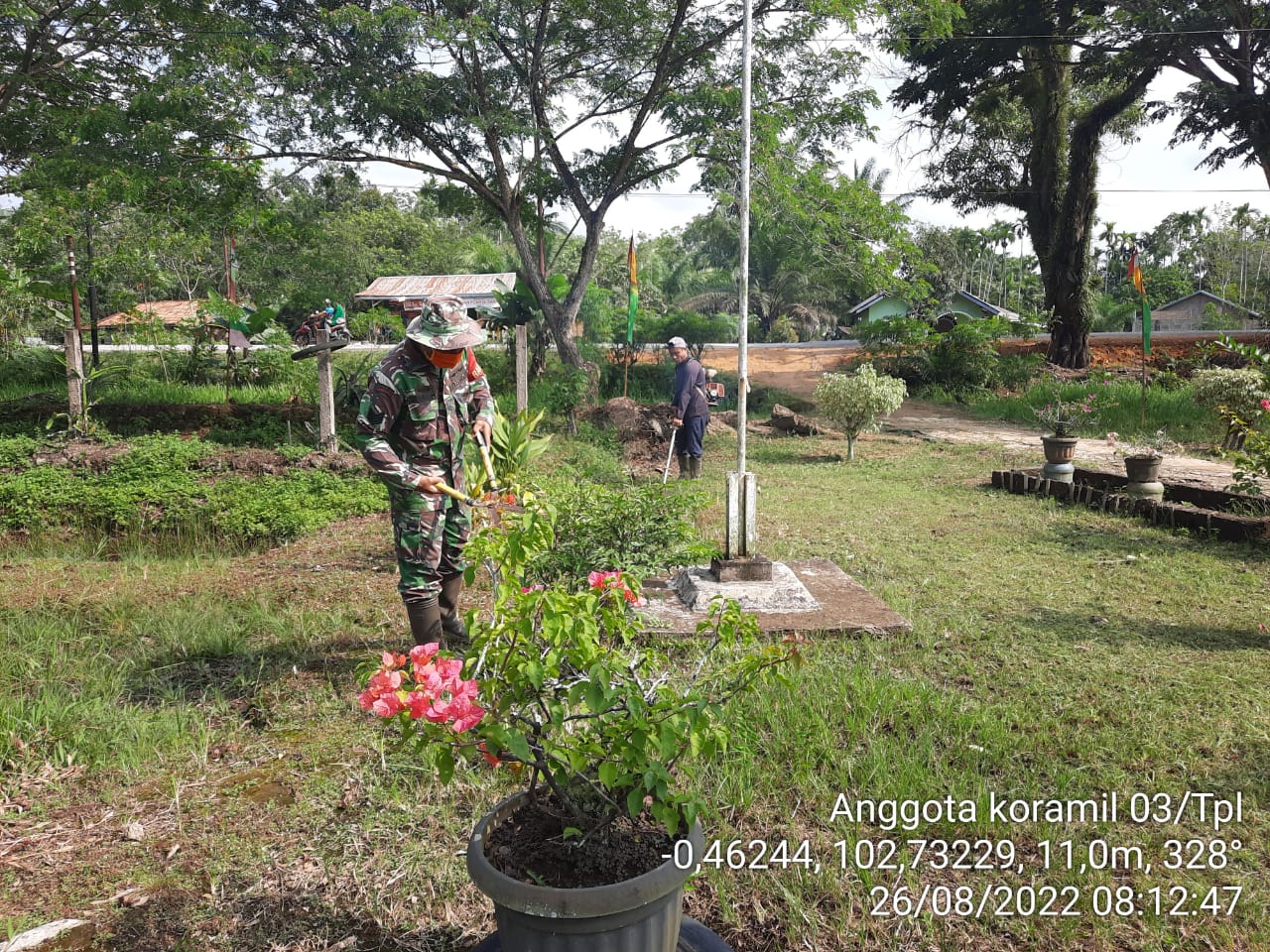 Peduli Kebersihan Lingkungan, Babinsa 03/Tempuling Bersihkan Pos Babinsa