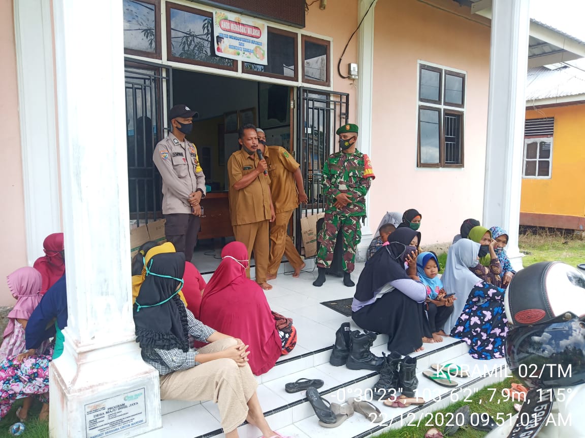 Kompak, Babinsa Koramil 02/Tanah Merah dan Bhabinkamtibmas Kawal Pembagian BLT DD