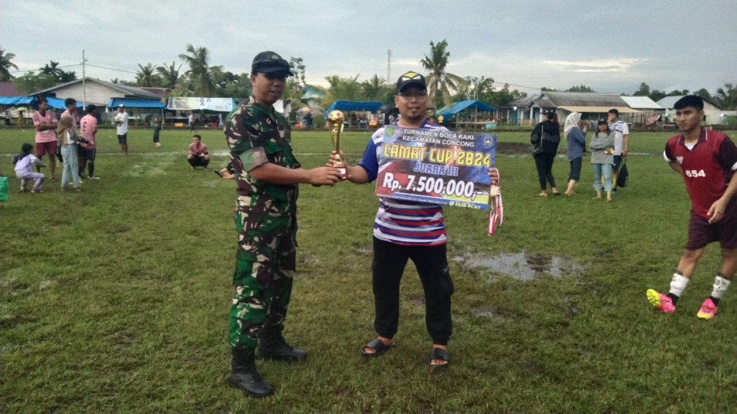 Danpos Concong Serma Suhaidi Memberikan Hadiah Juara 3 Final Turnamen Bola Kaki Camat Cup 2024 di Desa Concong Tengah