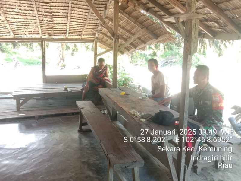 Komsos Babinsa Koramil 09/Kemuning: Membina Hubungan Baik dengan Warga