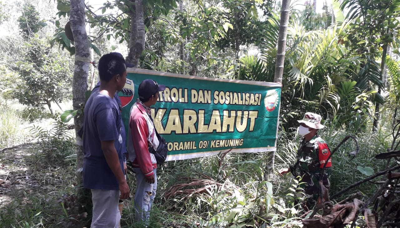 Babinsa Koramil 09/Kemuning Lakukan Patroli Karhutla di Parit Landang