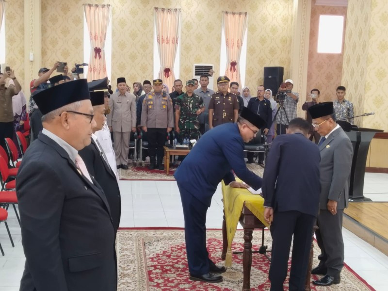 Puluhan Kepala OPD dan Pejabat Administrasi di Lingkungan Pemkab Rohil Dilantik. Bupati Rohil Ingatkan Emban Amanah Jabatan dengan Ikhlas