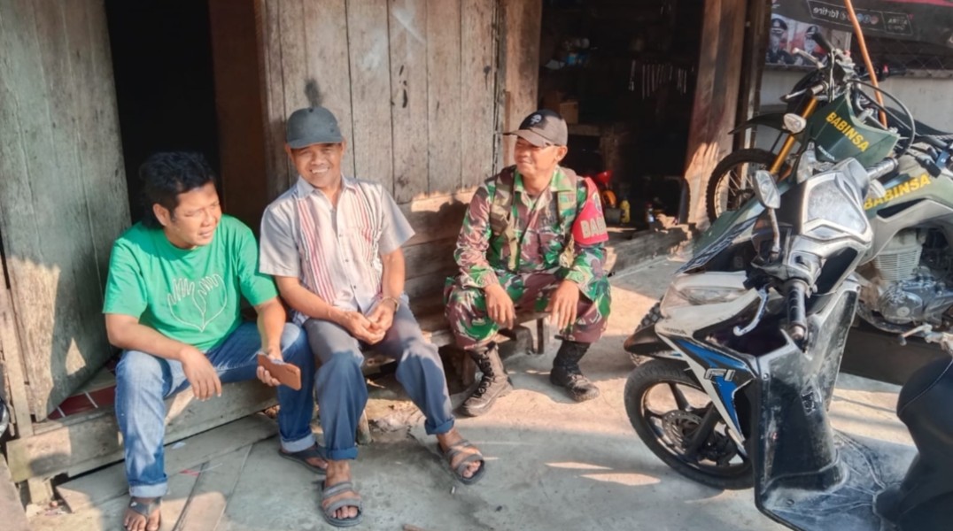 Komsos Babinsa Koramil 05/Gas: Meningkatkan Keakraban dan Kekompakan dengan Warga