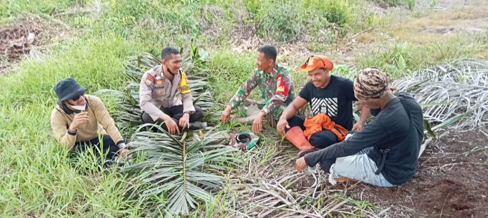 Jalin Silaturahmi, Babinsa Koramil 05/Gas Serma Nawawi Musyawarah Mufakat Solusi Terbaik Selesaikan Masalah