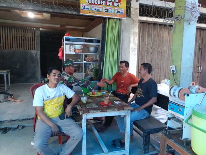 Babinsa Koramil 05/Gas Komunikasi Sosial Bersama Warga  Guna Jalin Kedekatan