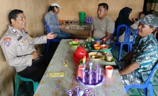 Dengan Ngopi Bareng, Babinkamtibmas Desa Terusan Beringin Polsek Pelangiran Fokus Sharing Cooling System
