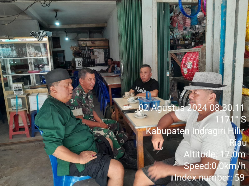 Babinsa Pelda Nofiandi Terus Tingkatkan Tali Silaturahmi Bersama Masyarakat Melalui Komsos