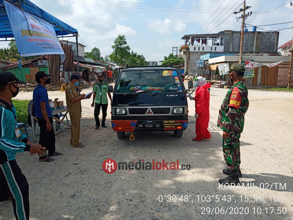 Babinsa Koramil 02/Tanah Merah Lakukan Penegakan Protokol Kesehatan di Pengalihan Enok 