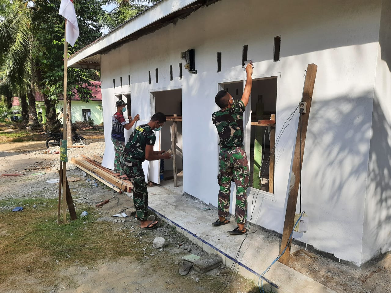 TNI dan Warga Mulai Pasang Plafon Musholla