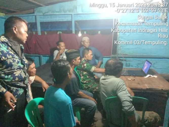 Anggota Koramil 03/Tpl Gelar Nobar Pagelaran Wayang Orang Bersama Warga