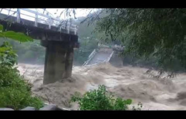 Hujan Deras Seharian, Dua Jembatan Ambruk Diterjang Banjir