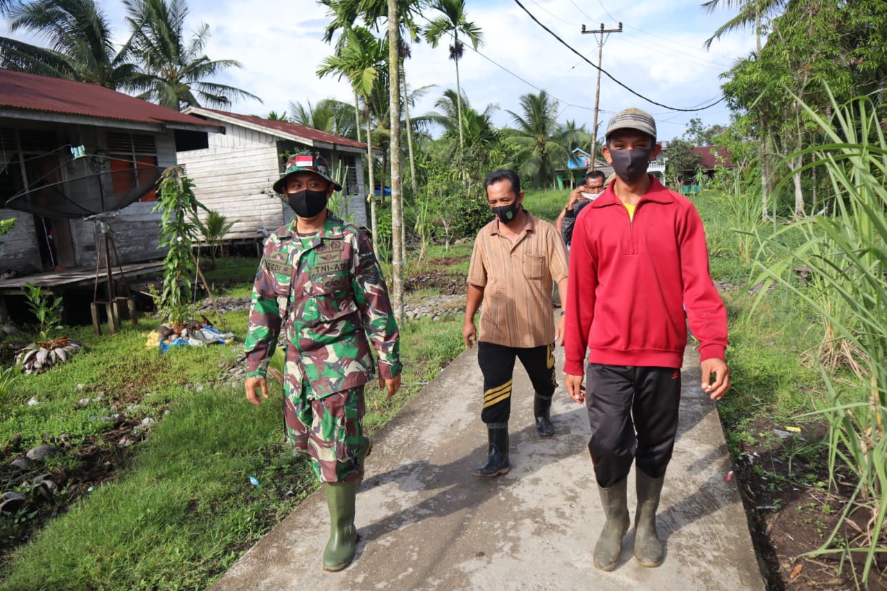 Satgas TMMD Bersama Masyarakat Berjalan Kaki Menuju Lokasi Sasaran FisikTMMD ke-111