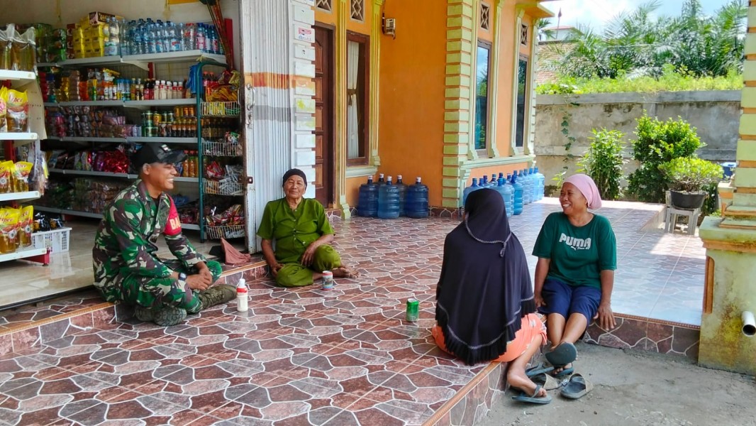 TIDAK CUMA PATROLI KELILING DESA, BABINSA SERDA SUIRWANSAH KOMSOS DENGAN IBU RT & IBU-IBU DESA RUMBAI JAYA