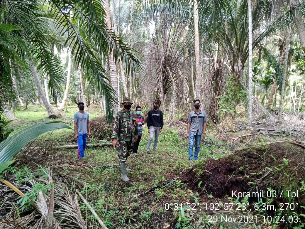Babinsa Koramil 03/Tempuling Lakukan Patroli Daerah Rawan Karhutla Bersama Warga