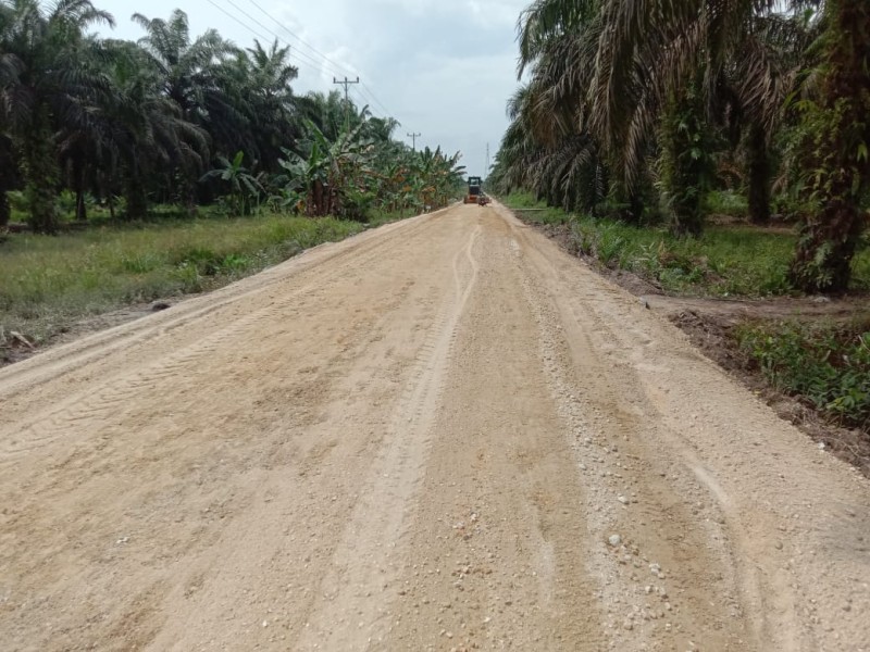 Persiapan Kunjungan: Danramil 04/Kuindra Pastikan Kondisi Jalan Poros Desa