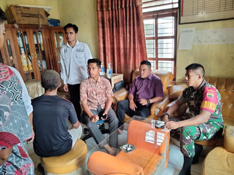 Berikan Informasi, Babinsa Koramil 09/Kmg Giat Jalin Silaturrahmi Bersama Pemerintah Desa