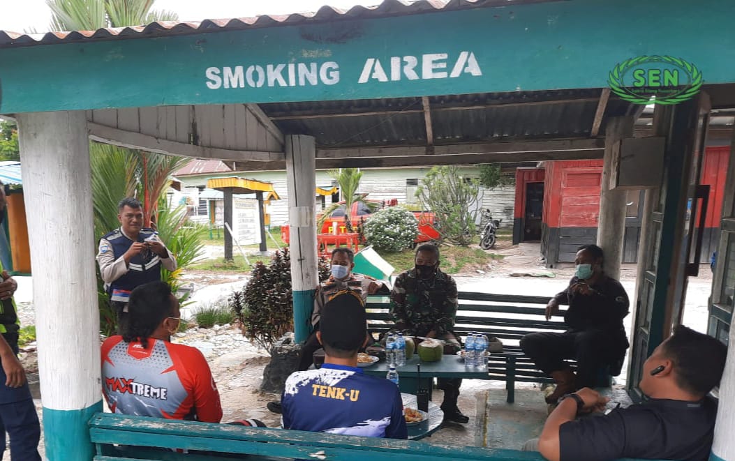 Babinsa Kampung Tumang Koramil 03/Siak Laksanakan Komsos Cegah Karhutla dengan RPK PT. SSL