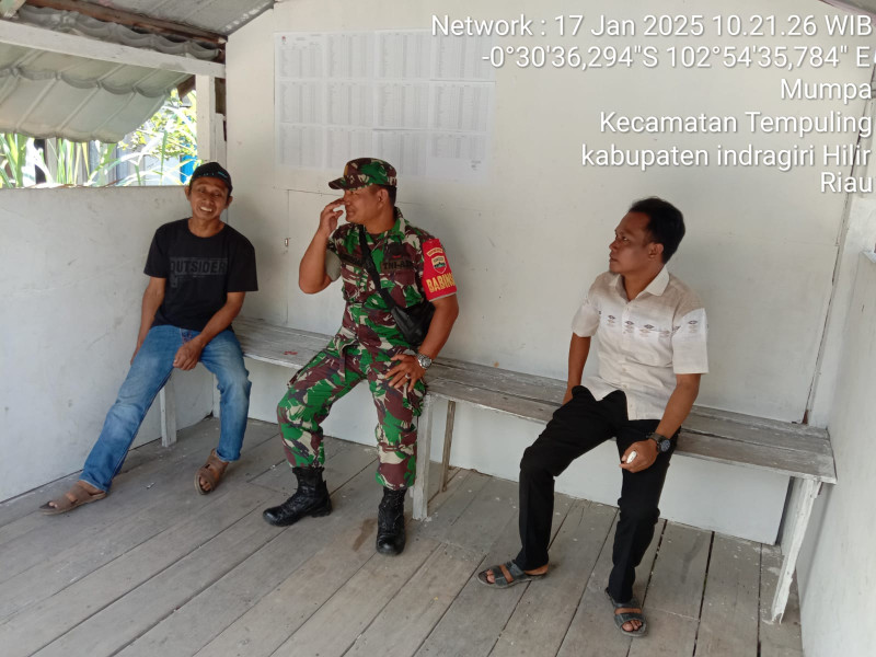 Babinsa Koramil 03/Tpl Ciptakan Kedekatan dengan Melaksanakan Komsos Bersama Tomas dan Toda di Wilayah Binaan