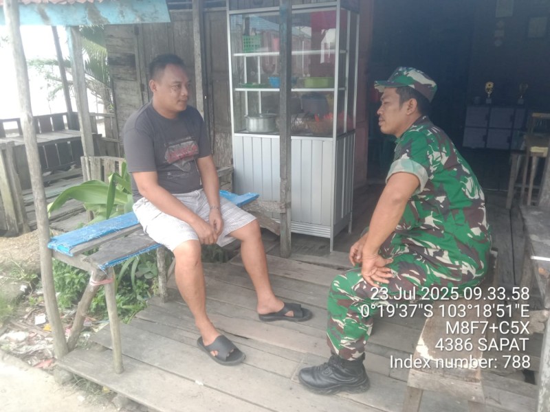 Komsos Babinsa Koramil 04/Kuindra: Menciptakan Silaturahmi dan Keakraban dengan Warga