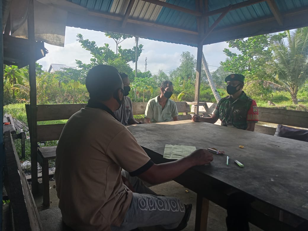 Babinsa Koramil 04/Kuindra Terus Lakukan Himbauan Agar Tetap Waspada dan Menjaga Keamanan Desa
