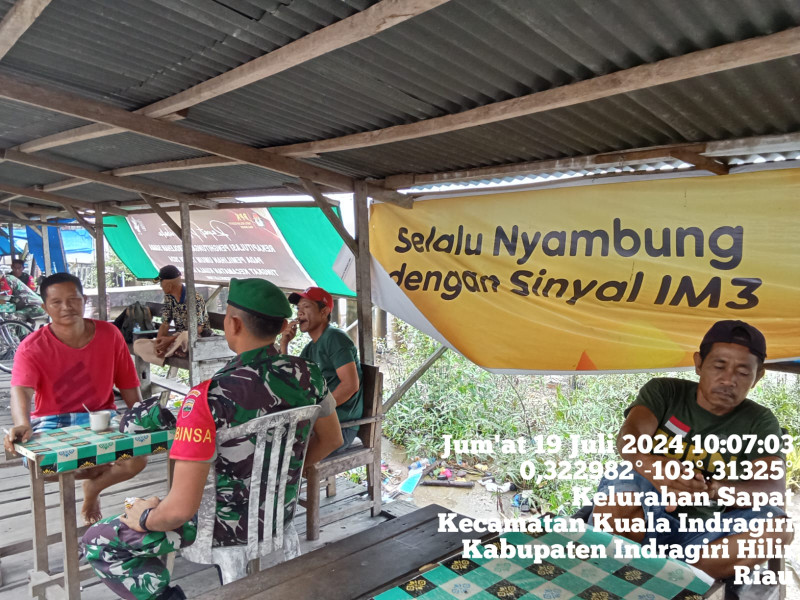 Wujudkan Kerukunan Antar Sesama Bersama Babinsa Koramil 04/Kuindra Melalui Komsos Dengan Warga