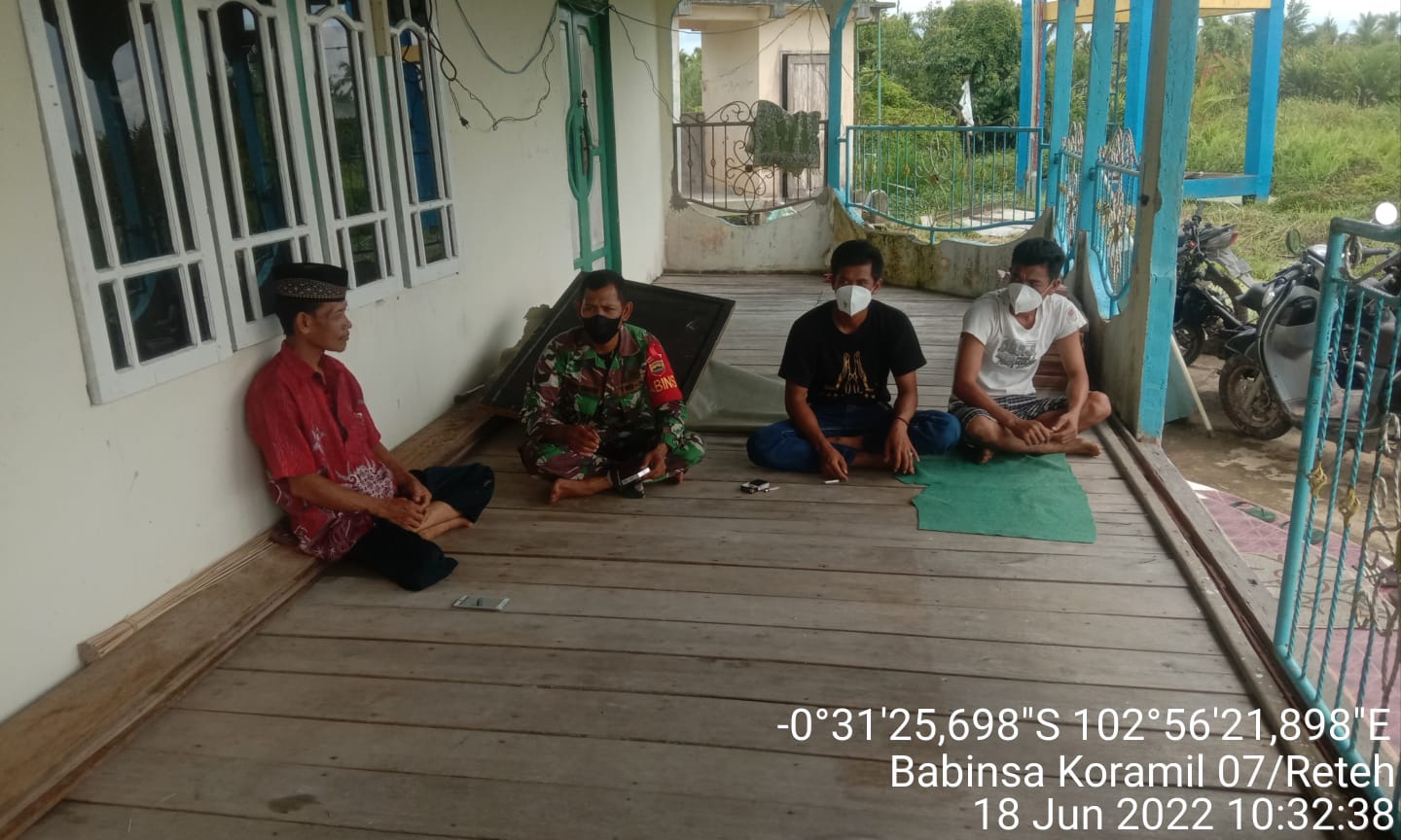 Rutinitas Babinsa Koramil 07/Reteh, Tetap Lakukan Komsos Bersama Warga Guna Tetap Terjaga dan Selalu Harmonis