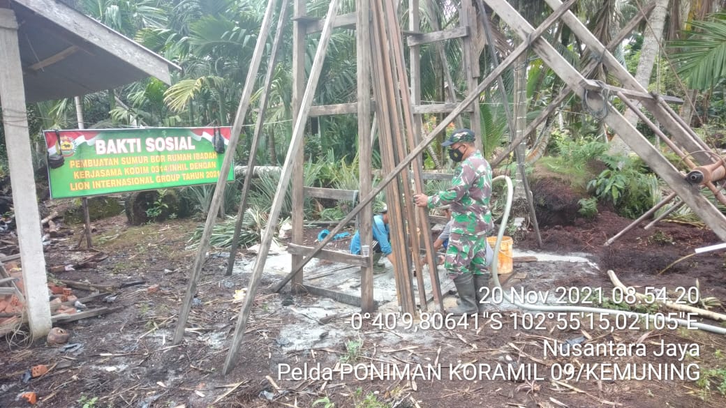 Kebersamaan Babinsa 09/Kemuning dengan Warga Saat Pengerjaan Karya Bhakti Pembuatan Sumur Bor